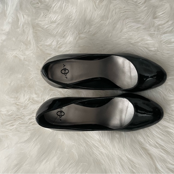 Round Toe Patent Leather Pump - Picture 2 of 4